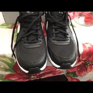 Woman’s Nike cd5432-003 airmax excee black white size 11